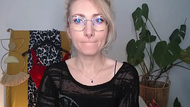 CinderellaMoon online show from 04/13/26, 05:24