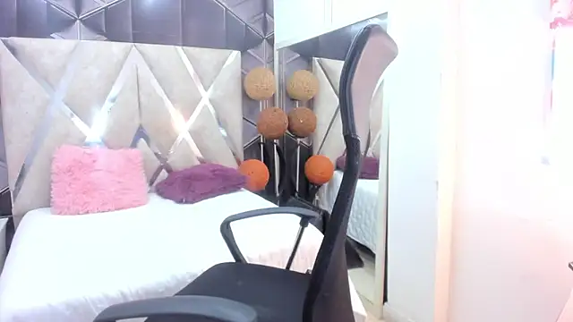 Agatta Adams online show from 05/04/26, 05:09