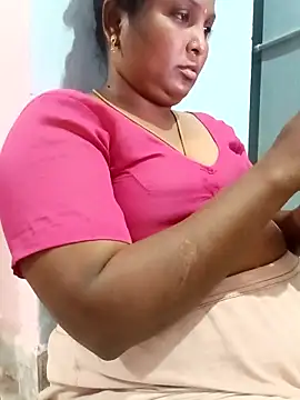 Snapshot of tamilkaviya431 chatting on 02/21/26, 09:49 tamilkaviya431 online show from 02/21/26, 09:49