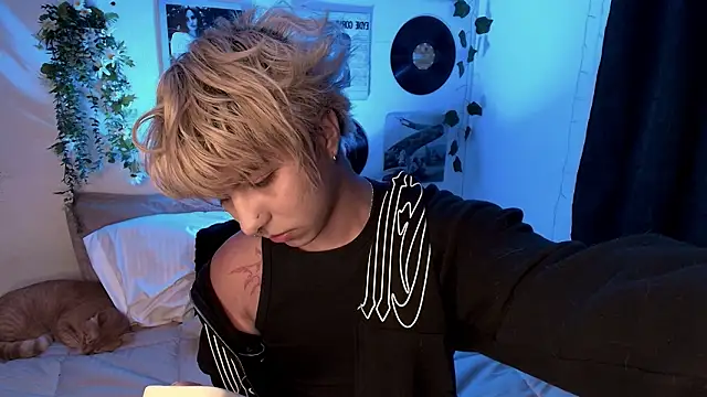 Snapshot of prince_oliverr chatting on 02/14/26, 01:19 prince oliverr online show from 02/14/26, 01:19