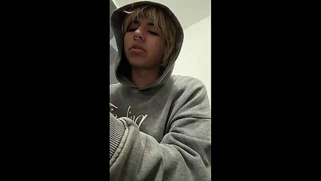 Snapshot of prince_oliverr chatting on 03/31/26, 02:57 prince oliverr online show from 03/31/26, 02:57