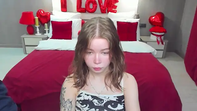 Snapshot of Violetta__Dreams chatting on 02/17/26, 06:25 Violetta Dreams online show from 02/17/26, 06:25