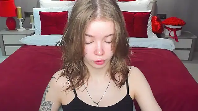 Snapshot of Violetta__Dreams chatting on 02/24/26, 04:43 Violetta Dreams online show from 02/24/26, 04:43