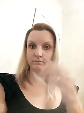 Snapshot of SusanGold9211 chatting on 02/27/26, 09:42 SusanGold9211 online show from 02/27/26, 09:42