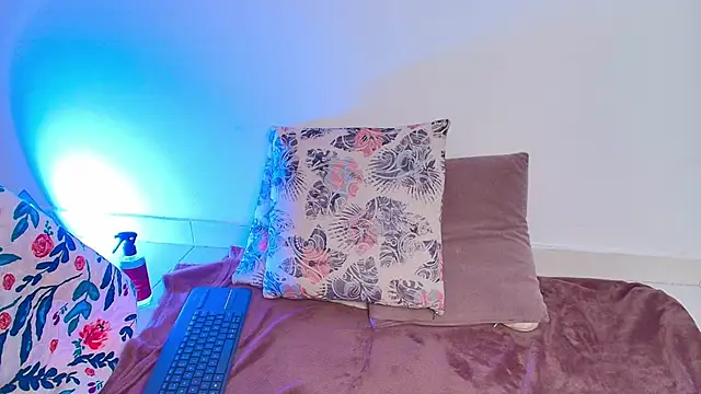 Snapshot of Abril_milf11 chatting on 04/15/26, 12:23 Abril milf11 online show from 04/15/26, 12:23