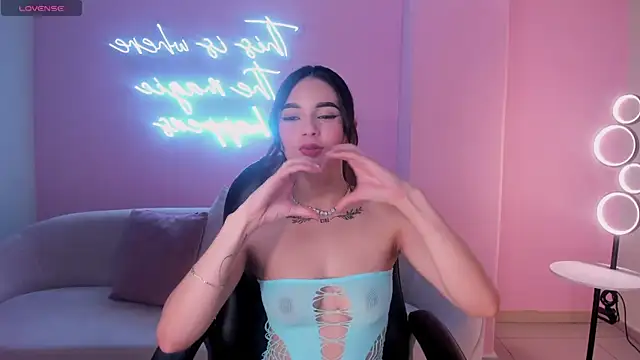 Snapshot of CarolineEvans_x chatting on 02/23/26, 06:11 CarolineEvans x online show from 02/23/26, 06:11