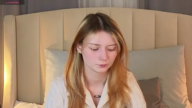 AlyssFrost online show from 04/25/26, 02:14