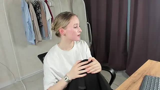 Snapshot of TraceeRebollar chatting on 02/15/26, 12:47 TraceeRebollar online show from 02/15/26, 12:47