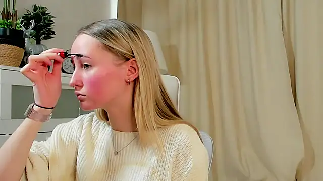 Snapshot of TraceeRebollar chatting on 02/17/26, 11:18 TraceeRebollar online show from 02/17/26, 11:18