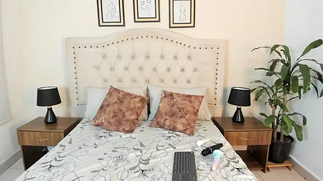 aurora moonm online show from 06/19/26, 12:31
