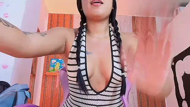 Snapshot of valenttina_narvaez chatting on 03/28/26, 01:43 valenttina narvaez online show from 03/28/26, 01:43