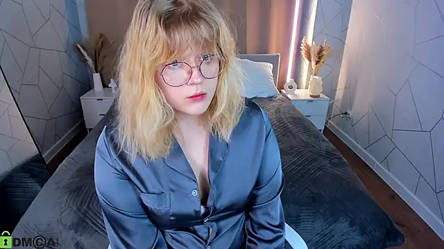 Snapshot of luna_c0ra chatting on 02/21/26, 01:17 luna c0ra online show from 02/21/26, 01:17