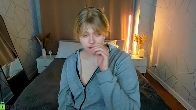 Snapshot of luna_c0ra chatting on 02/28/26, 01:06 luna c0ra online show from 02/28/26, 01:06