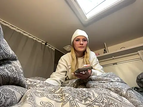 Snapshot of melanieTesss chatting on 02/16/26, 04:14 melanieTesss online show from 02/16/26, 04:14