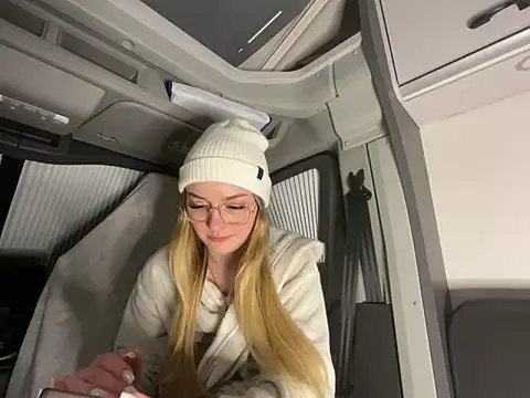 Snapshot of melanieTesss chatting on 02/18/26, 11:44 melanieTesss online show from 02/18/26, 11:44