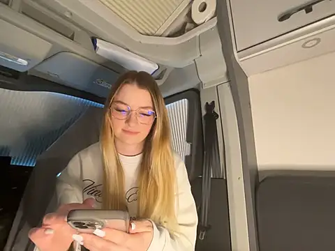 Snapshot of melanieTesss chatting on 02/21/26, 11:44 melanieTesss online show from 02/21/26, 11:44