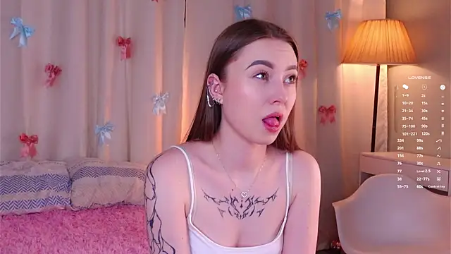 LorileeRuetz online show from 04/17/26, 05:49