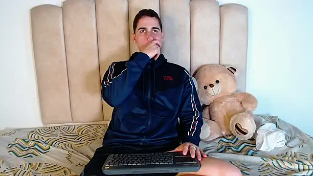 Snapshot of ryanlevi1 chatting on 02/24/26, 12:14 ryanlevi1 online show from 02/24/26, 12:14