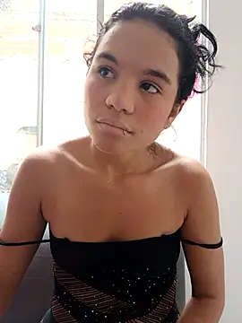 Snapshot of Little-Pussy19 chatting on 02/20/26, 02:06 Little-Pussy19 online show from 02/20/26, 02:06