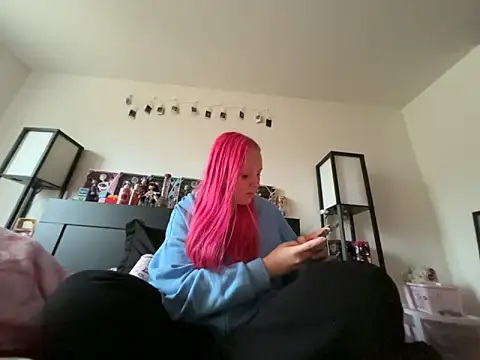 Snapshot of pinkhairfun16 chatting on 02/21/26, 11:06 pinkhairfun16 online show from 02/21/26, 11:06