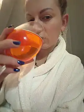 Snapshot of Frenchgirl45 chatting on 02/28/26, 12:33 Frenchgirl45 online show from 02/28/26, 12:33