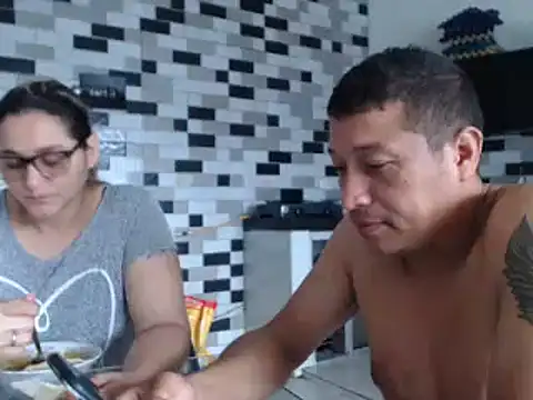 Snapshot of pareja_latina2214 chatting on 02/19/26, 02:13 pareja latina2214 online show from 02/19/26, 02:13