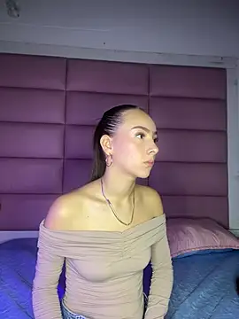 Snapshot of Sophiie_18 chatting on 02/19/26, 12:12 Sophiie 18 online show from 02/19/26, 12:12