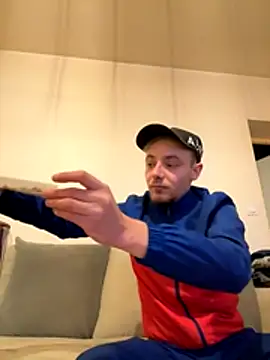 Snapshot of Crevette311 chatting on 11/22/25, 04:06 Crevette311 online show from 11/22/25, 04:06