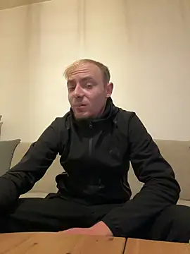 Snapshot of Crevette311 chatting on 11/26/25, 09:05 Crevette311 online show from 11/26/25, 09:05