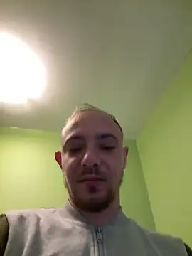 Snapshot of Crevette311 chatting on 11/28/25, 10:18 Crevette311 online show from 11/28/25, 10:18