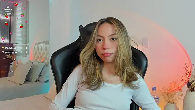 Snapshot of LuuluBerry chatting on 02/22/26, 05:55 LuuluBerry online show from 02/22/26, 05:55