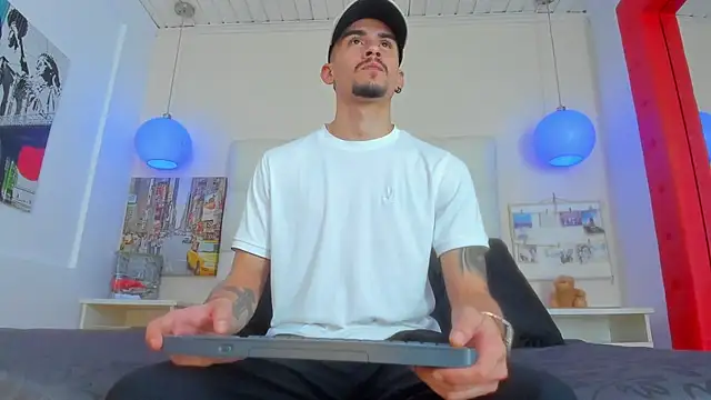 SharonTygaX online show from 04/12/26, 04:17