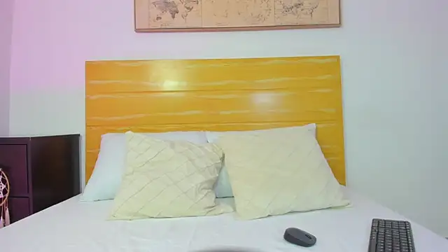 mia watsonn  online show from 04/12/26, 03:00