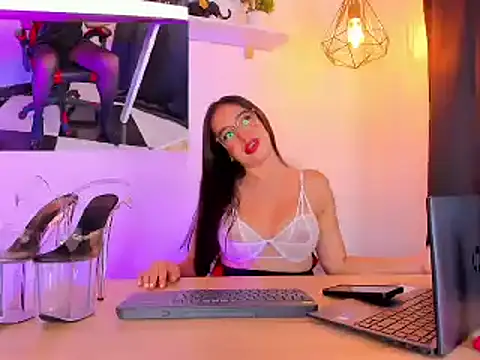 Snapshot of spicy_white_ chatting on 02/27/26, 02:06 spicy white online show from 02/27/26, 02:06