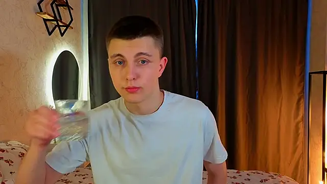 Snapshot of Keviin777 chatting on 03/02/26, 10:44 Keviin777 online show from 03/02/26, 10:44