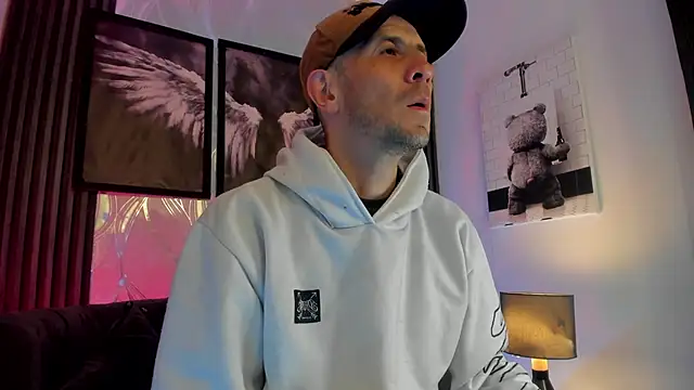 Snapshot of Milanwhite_ chatting on 02/25/26, 11:31 Milanwhite online show from 02/25/26, 11:31