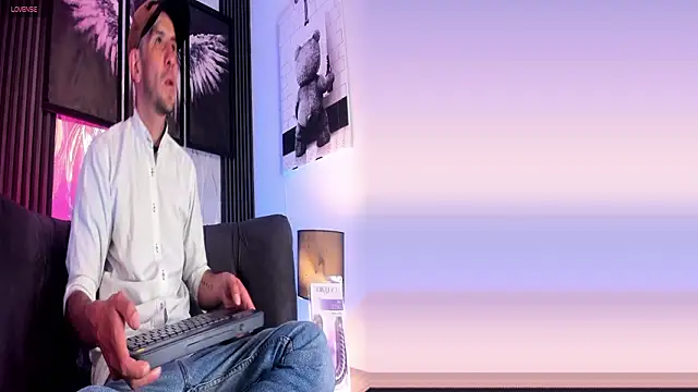 Snapshot of Milanwhite_ chatting on 02/28/26, 11:33 Milanwhite online show from 02/28/26, 11:33