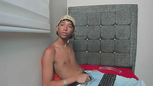 Snapshot of Little_Twink19x chatting on 02/25/26, 07:23 Little Twink19x online show from 02/25/26, 07:23