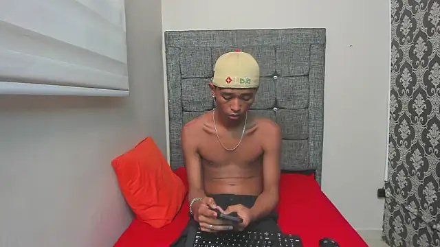 Snapshot of Little_Twink19x chatting on 02/28/26, 12:00 Little Twink19x online show from 02/28/26, 12:00