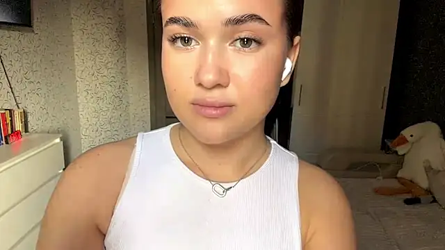 JoycelynUrion online show from 04/17/26, 09:56