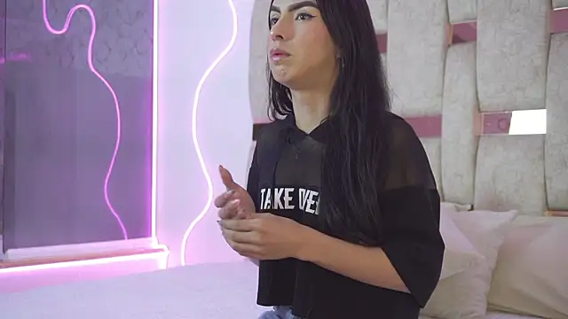 Fernanda thail  online show from 04/06/26, 08:32