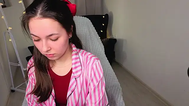 Snapshot of BellaThery chatting on 02/20/26, 01:33 BellaThery online show from 02/20/26, 01:33