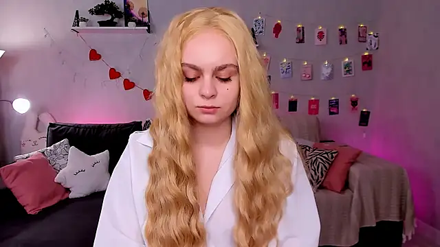 Snapshot of VivienAllen chatting on 03/02/26, 09:38 VivienAllen online show from 03/02/26, 09:38