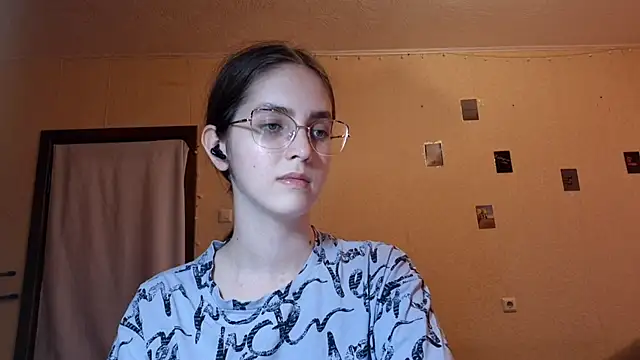 Snapshot of Katelemon chatting on 06/24/26, 02:27 Katelemon online show from 06/24/26, 02:27