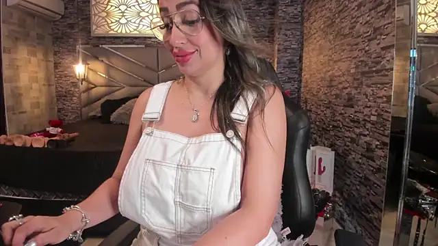 Nicolle Doll  online show from 04/25/26, 07:44