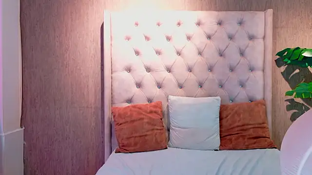 Snapshot of Sophie_Rousses chatting on 02/24/26, 01:31 Sophie Rousses online show from 02/24/26, 01:31