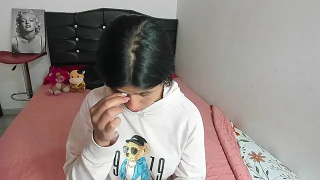 LatinaQueen23 online show from 04/16/26, 02:29