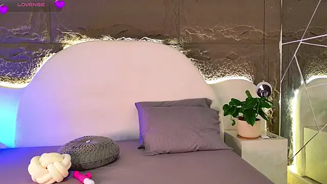 AlessiaAuren online show from 05/17/26, 12:56