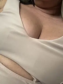 Nanda loiragostosa online show from 04/08/26, 10:21