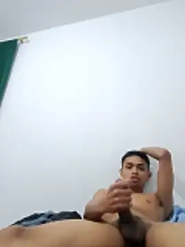 Snapshot of Lluviadeorohd chatting on 02/23/26, 04:43 Lluviadeorohd online show from 02/23/26, 04:43